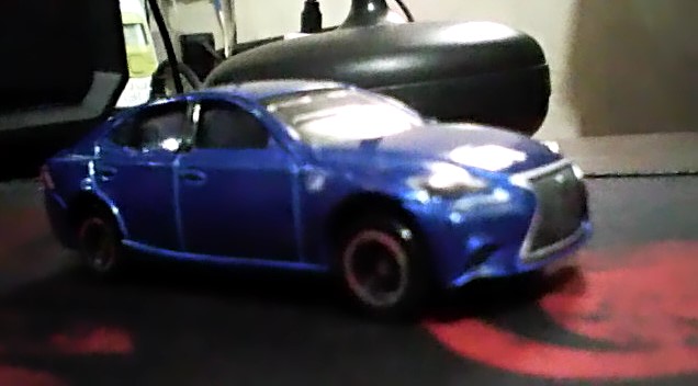 青い車体の旧No.100 レクサス IS 350 F SPORTに合う参考写真。箱とJANは写っていない。