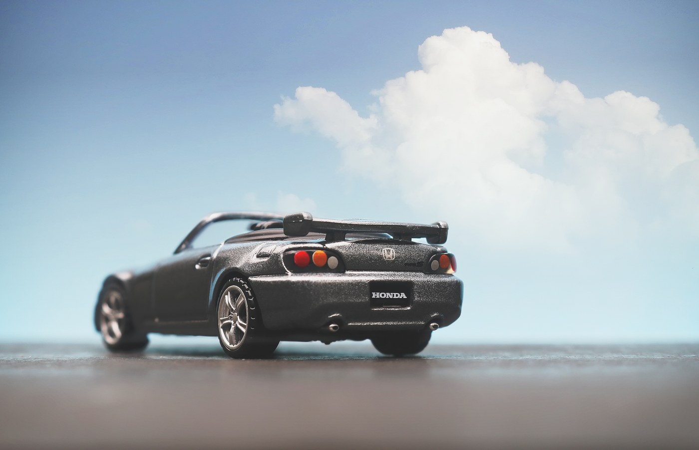 同じグレー系S2000ミニカーの後方。後部ウイングとテールランプの配置を確認できる。