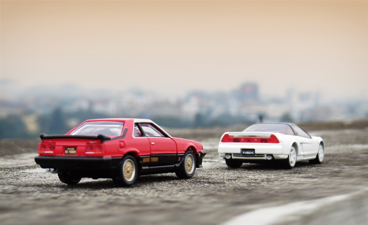 左の赤黒のミニカーがNo.20のスカイライン。右の白いNSXは別商品で、購入ボタンの対象ではありません。